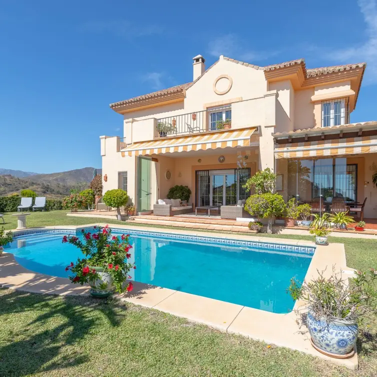 Продажа  отдельно стоящей виллы в Elviria