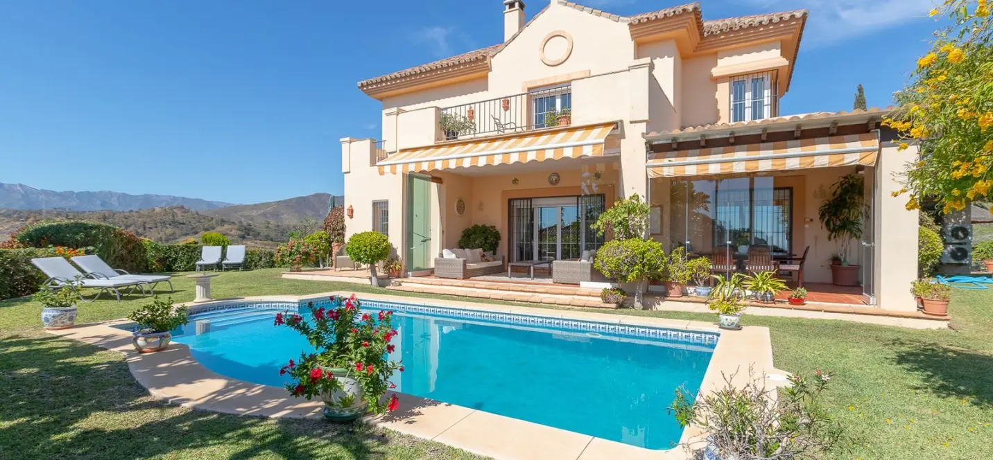 Продажа  отдельно стоящей виллы в Elviria 0