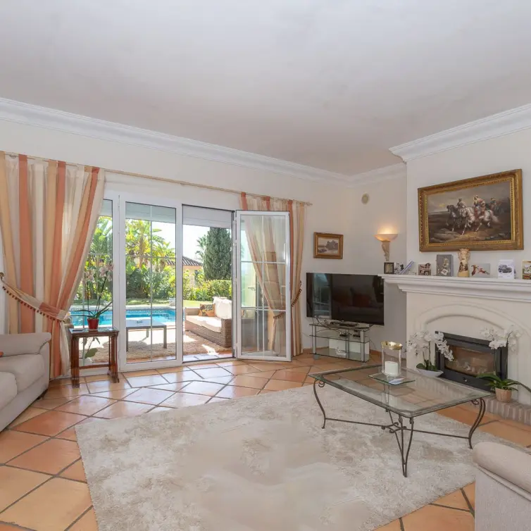 Продажа  отдельно стоящей виллы в Elviria