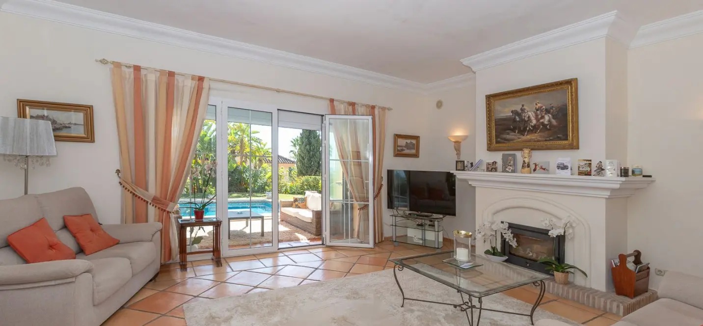 Продажа  отдельно стоящей виллы в Elviria 1