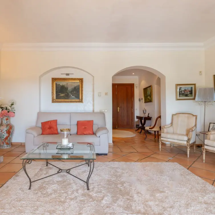 Продажа  отдельно стоящей виллы в Elviria