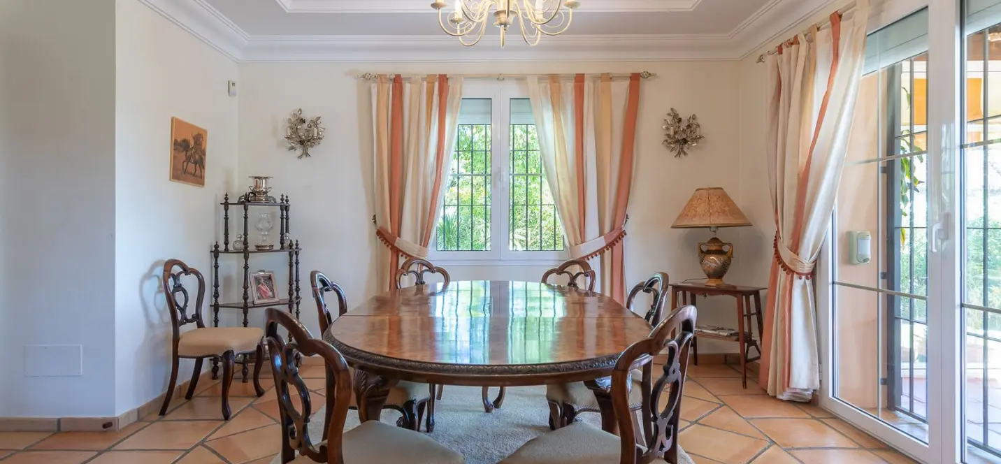 Продажа  отдельно стоящей виллы в Elviria 4