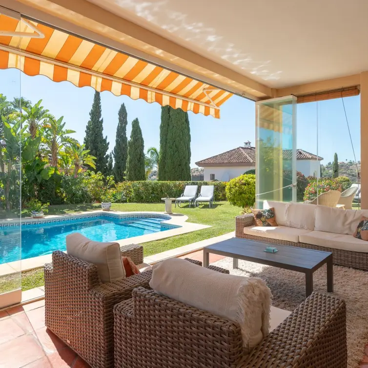 Продажа  отдельно стоящей виллы в Elviria
