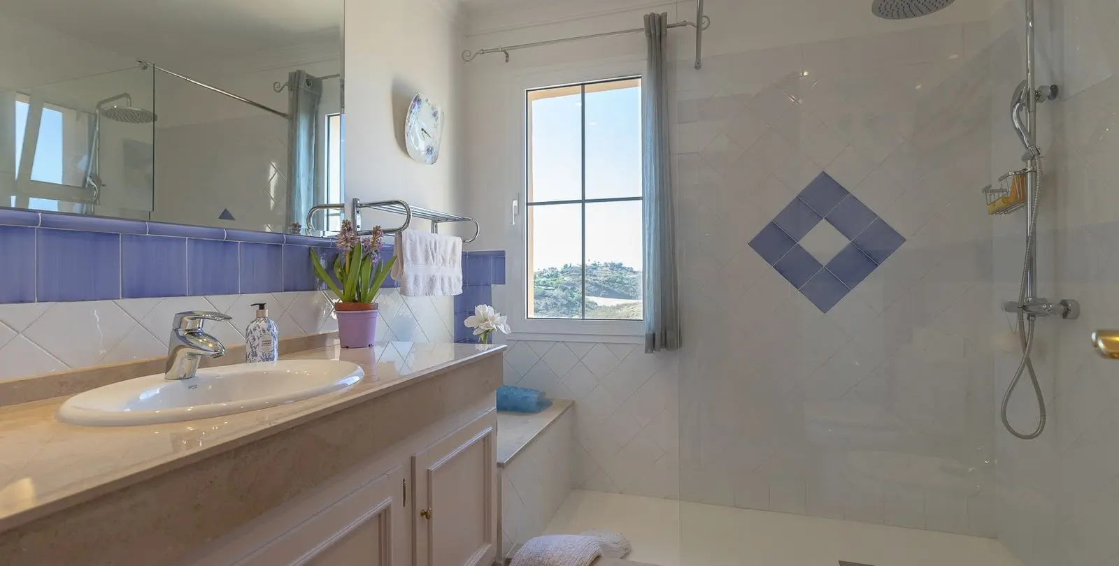 Sale of detached villa in Elviria 13