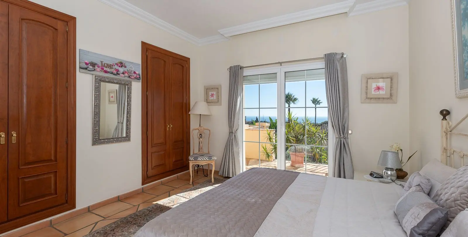Sale of detached villa in Elviria 23