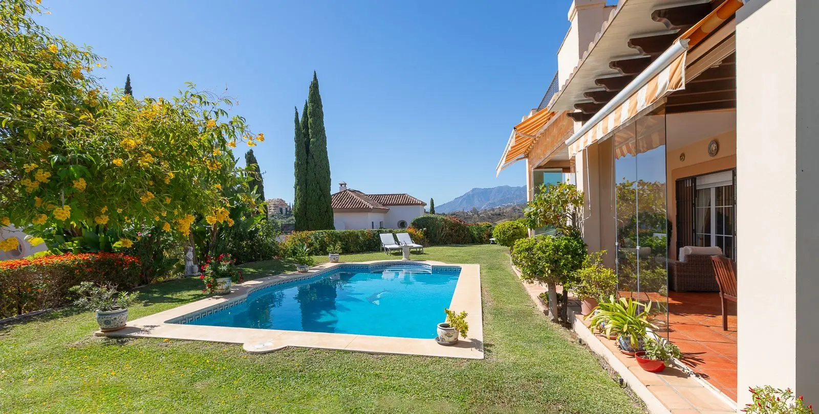 Sale of detached villa in Elviria 34