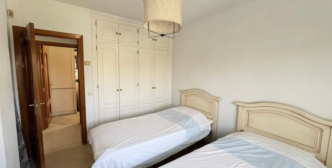 Sale of penthouse in El Chaparral 28