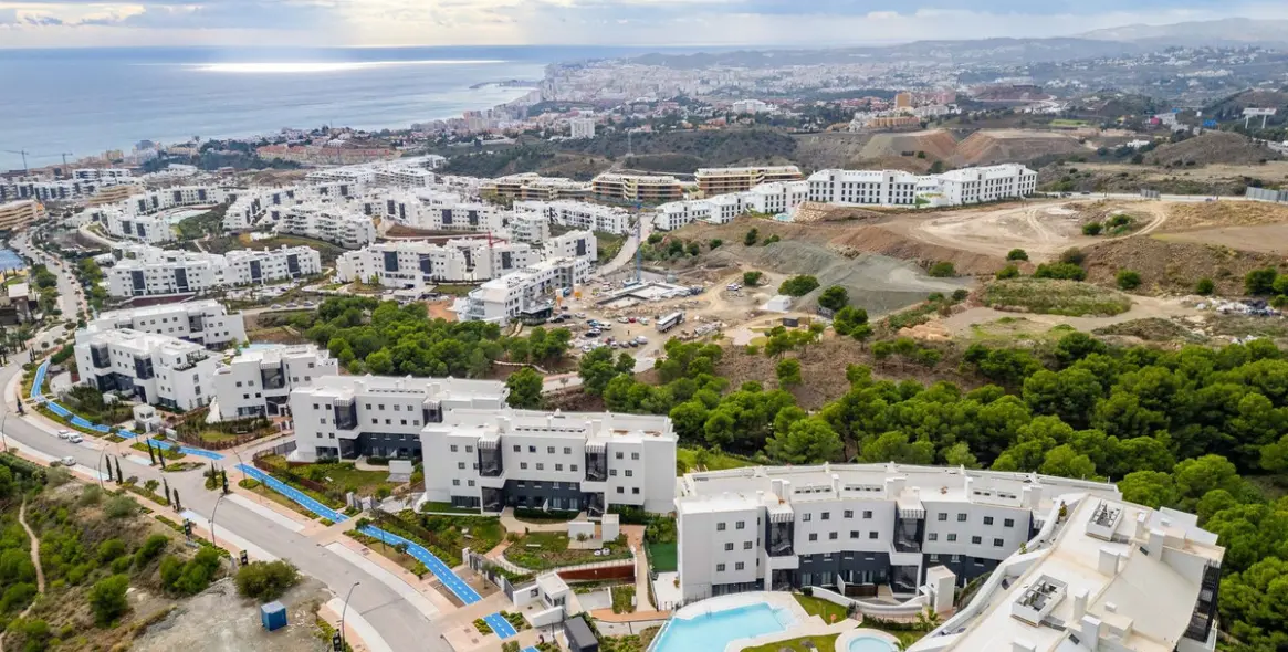 Sale of middle floor apartment in Fuengirola 43