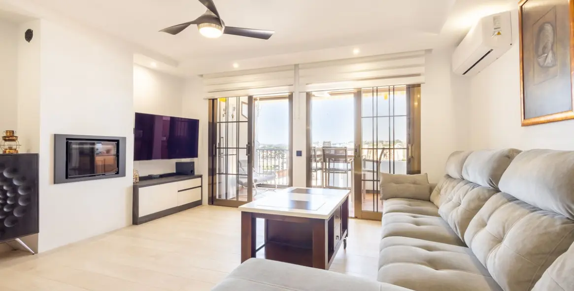 Sale of middle floor apartment in Fuengirola 1