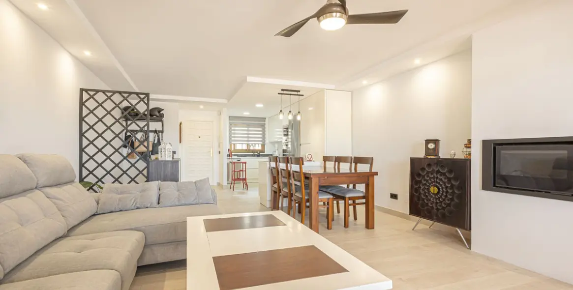 Sale of middle floor apartment in Fuengirola 2