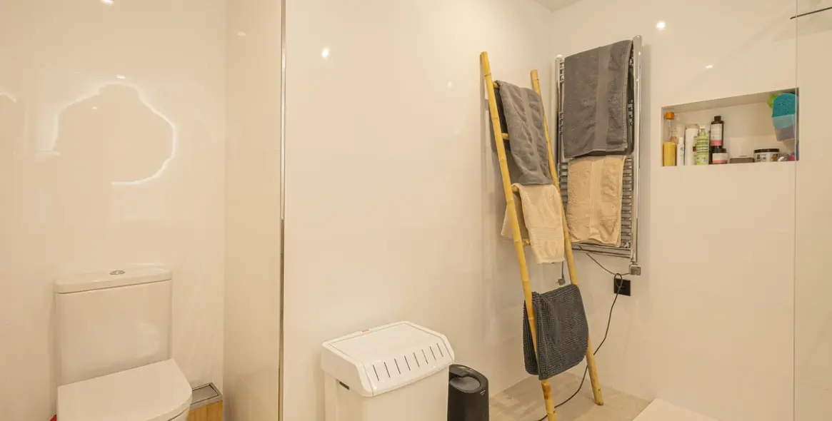 Sale of middle floor apartment in Fuengirola 23