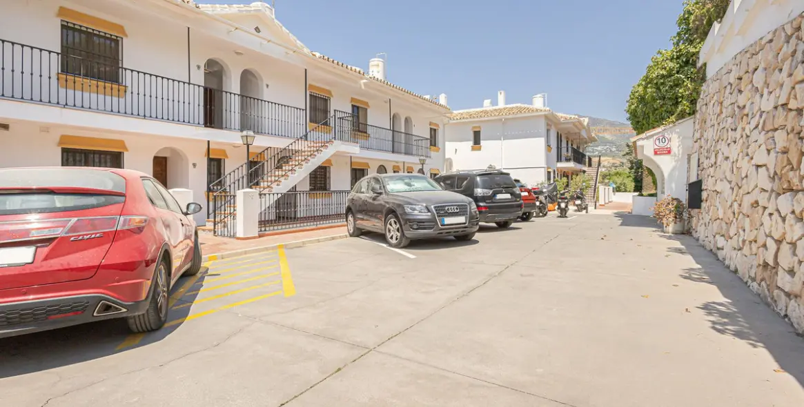 Sale of middle floor apartment in Fuengirola 26