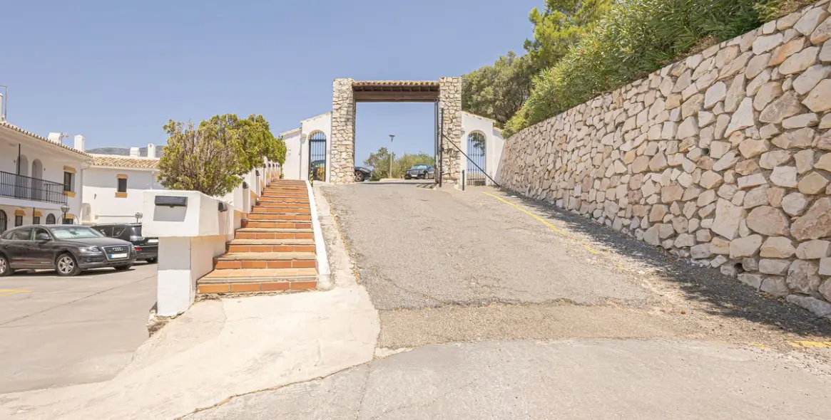 Sale of middle floor apartment in Fuengirola 27