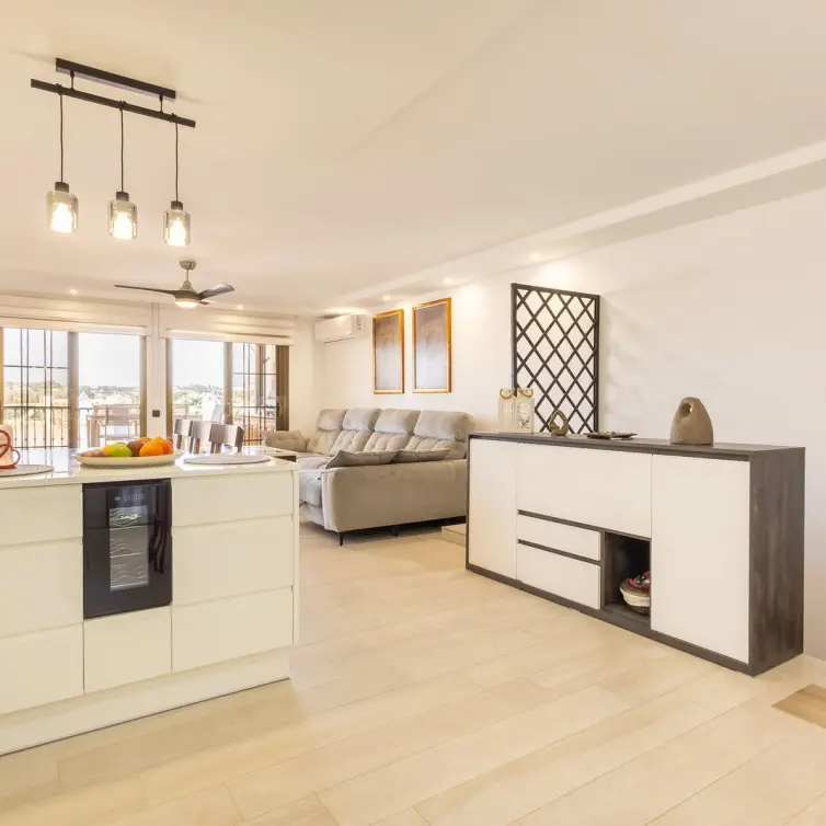 Sale of middle floor apartment in Fuengirola
