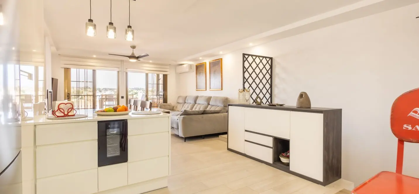 Sale of middle floor apartment in Fuengirola 3