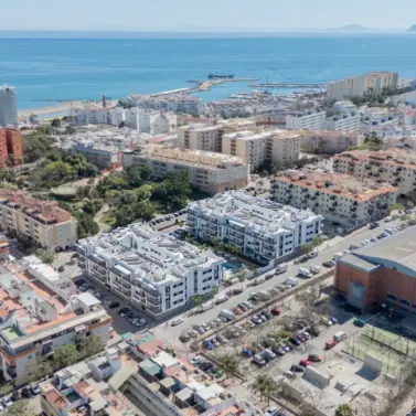 Sale of middle floor apartment in Estepona