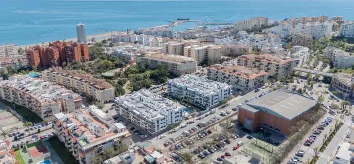 Sale of middle floor apartment in Estepona 0