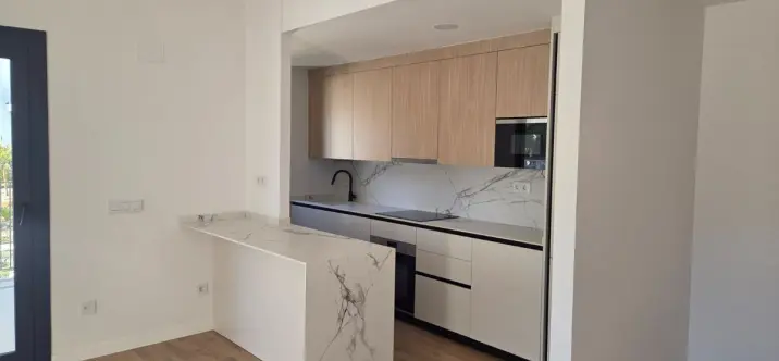 Sale of middle floor apartment in Estepona 2