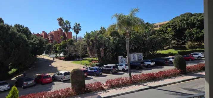 Sale of middle floor apartment in Estepona 3