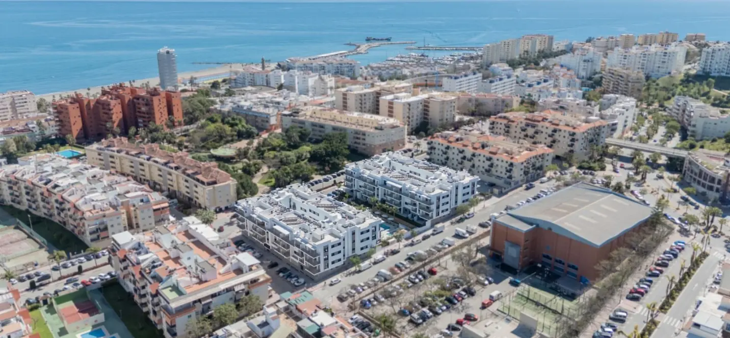 Продажа апартаментов на среднем этаже в Estepona 0