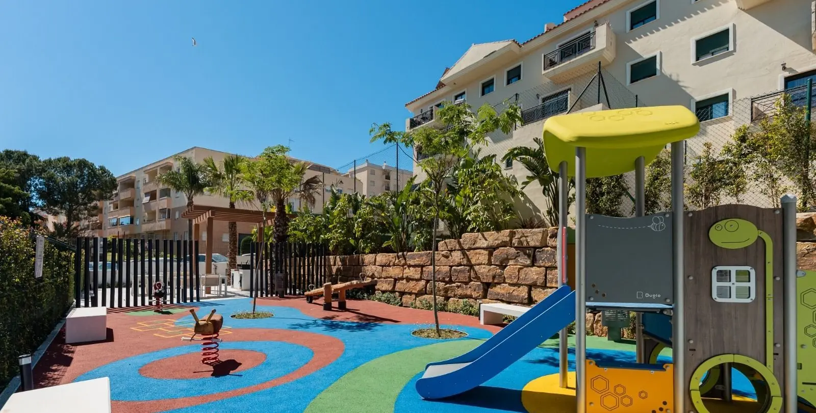Venta de apartamento en planta media en Estepona 10