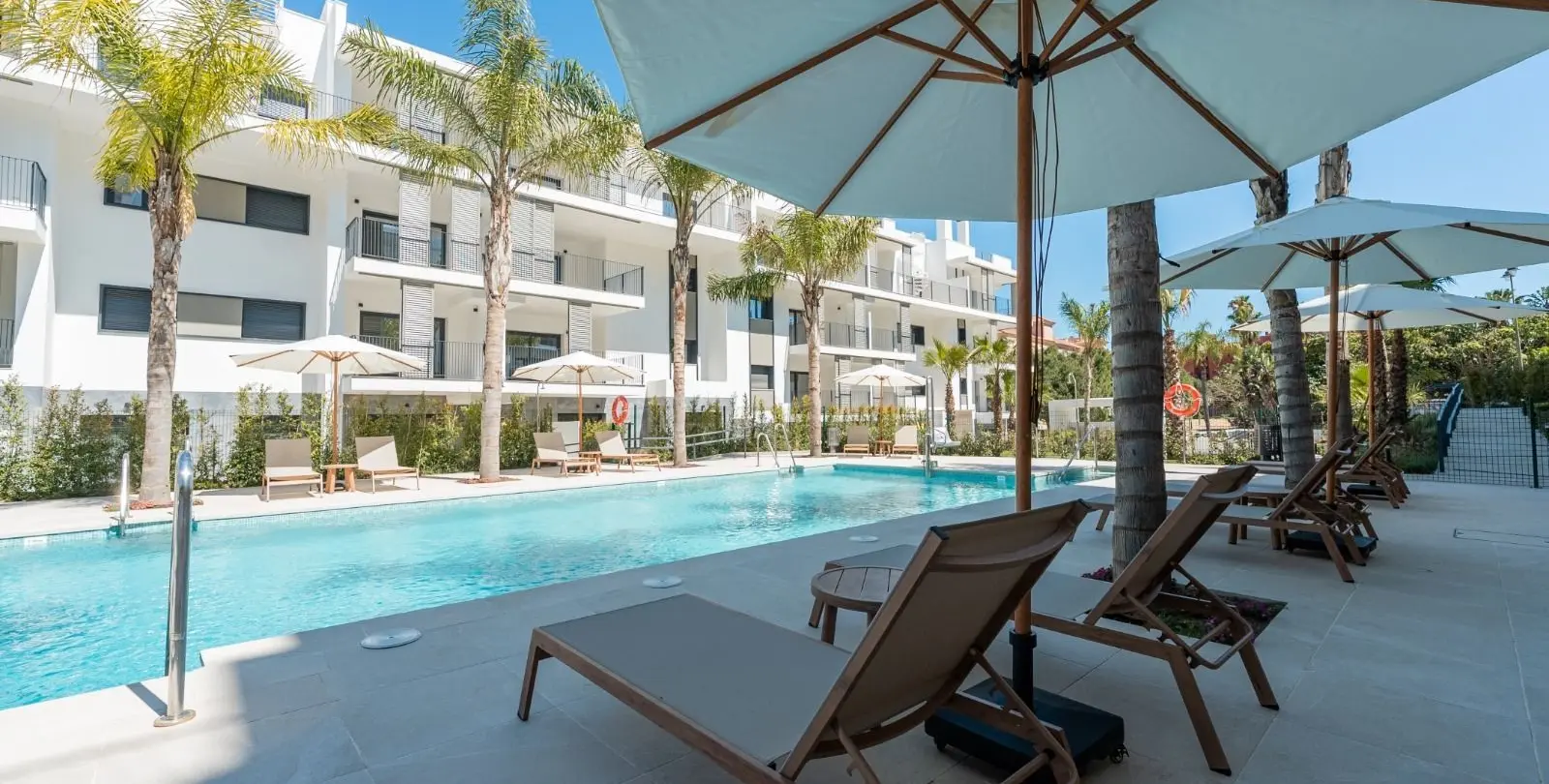 Venta de apartamento en planta media en Estepona 13