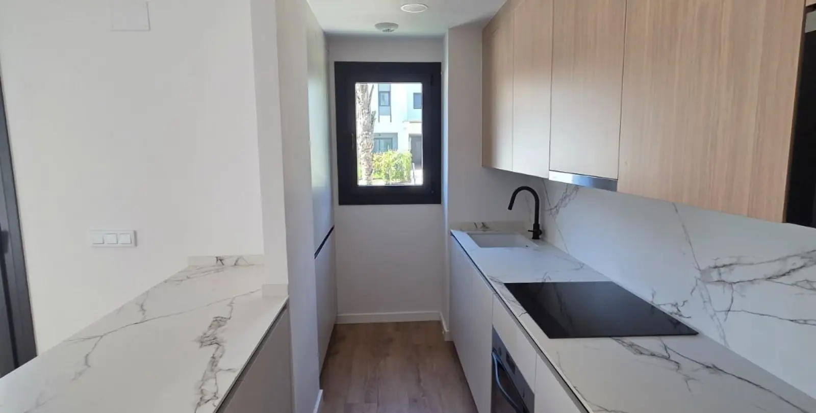 Venta de apartamento en planta media en Estepona 19