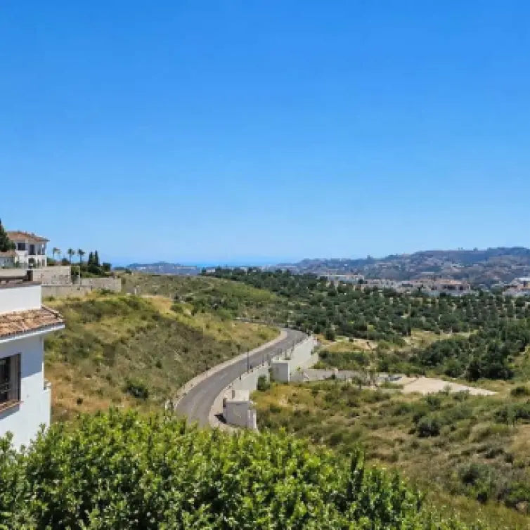 Продажа  отдельно стоящей виллы в Mijas