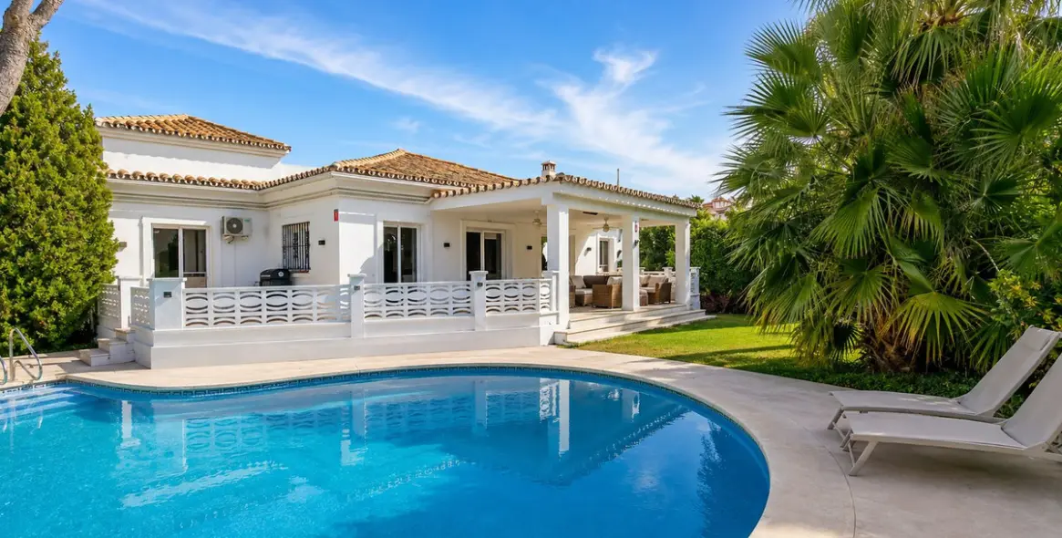 Venta de villa independiente en Las Chapas 1