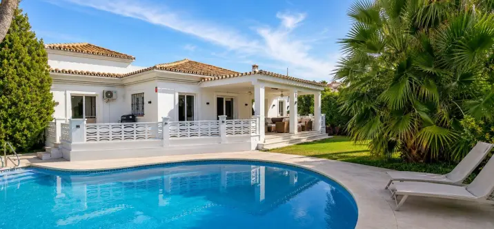 Venta de villa independiente en Las Chapas 0