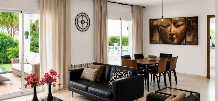 Venta de villa independiente en Las Chapas 1