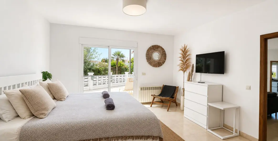 Venta de villa independiente en Las Chapas 5