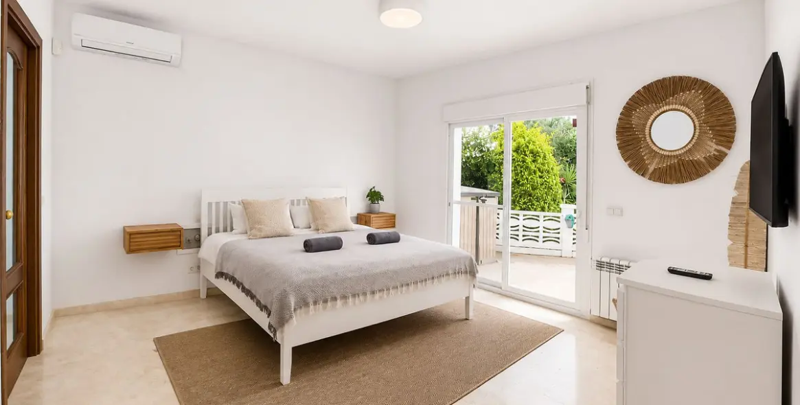 Venta de villa independiente en Las Chapas 6