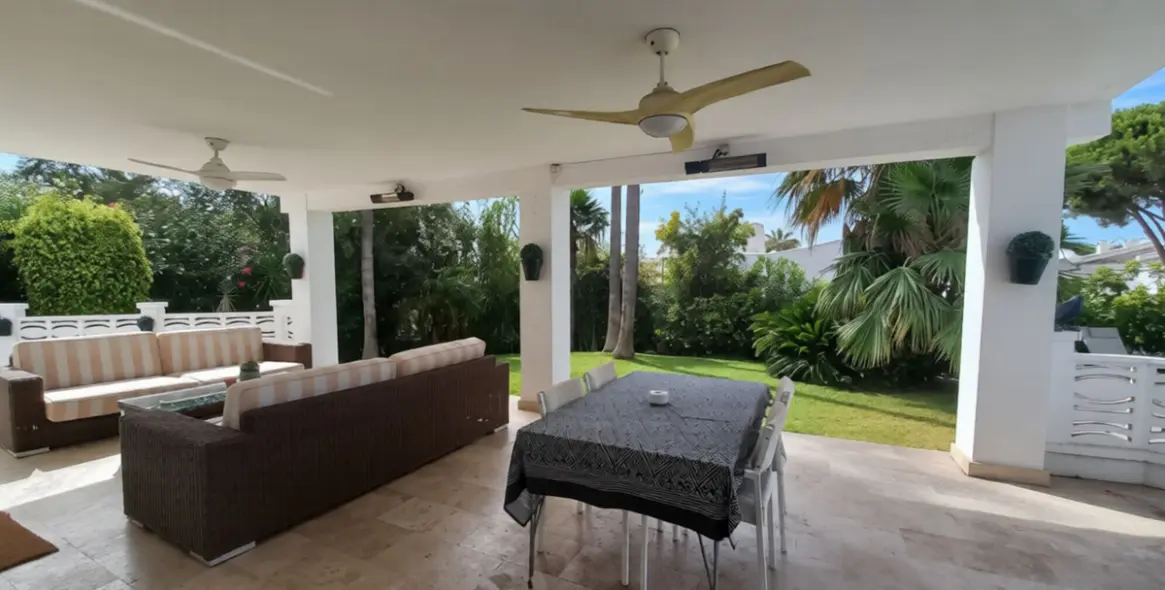 Venta de villa independiente en Las Chapas 17
