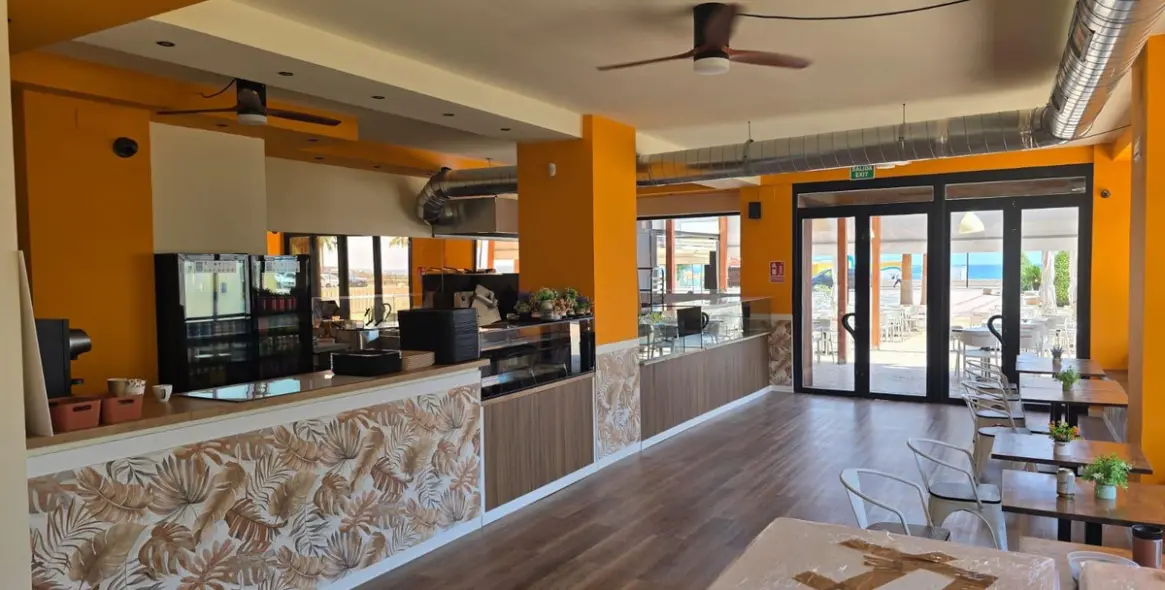 Venta de local comercial en Los Boliches 6