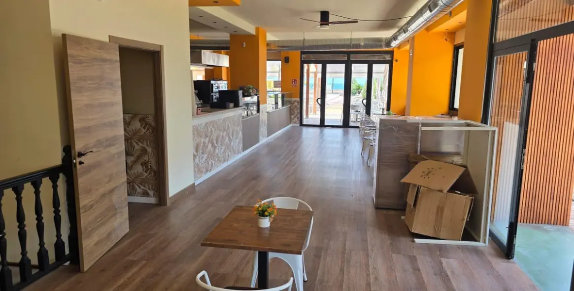 Venta de local comercial en Los Boliches 8