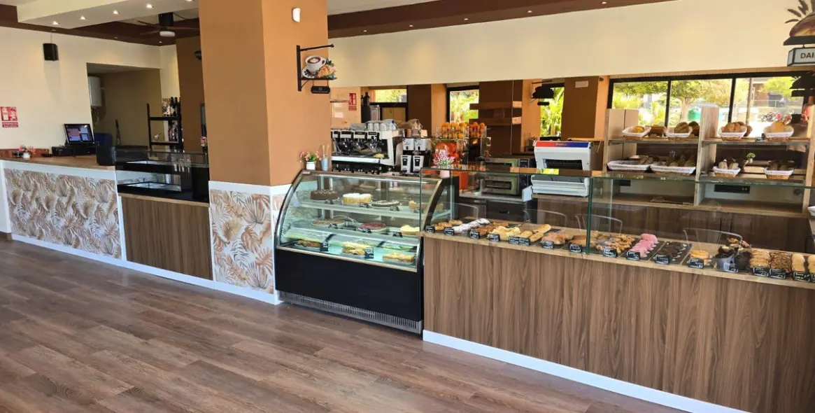 Venta de local comercial en Los Boliches 15