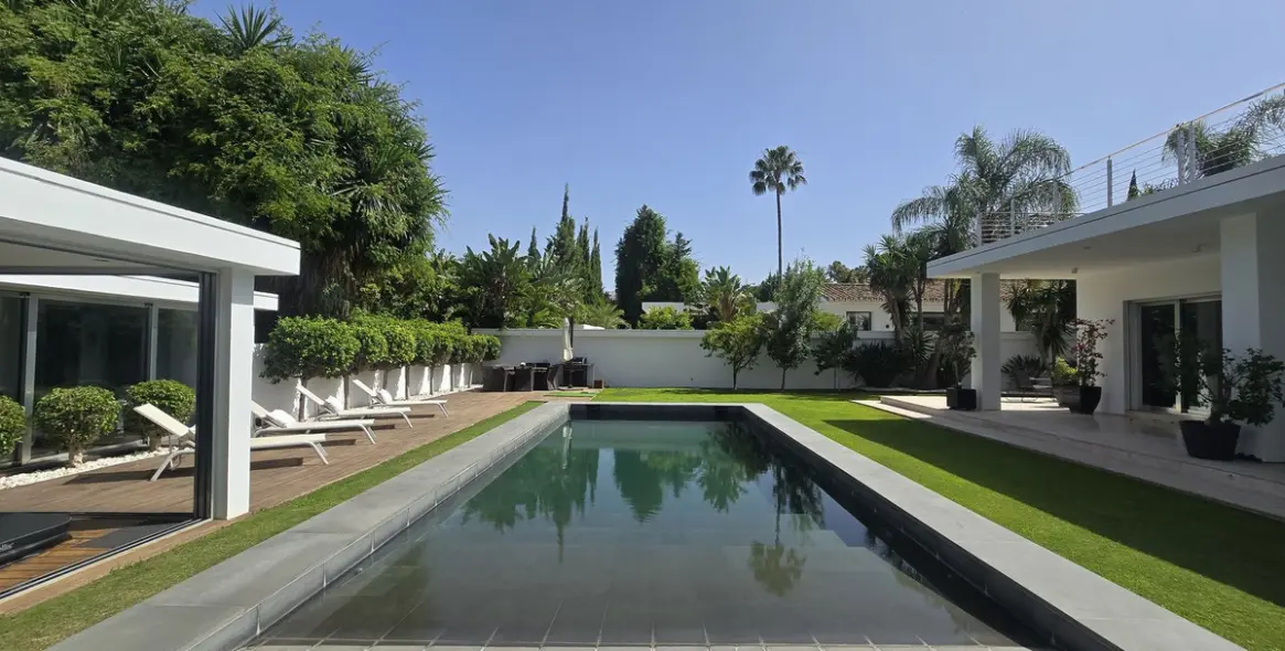 Venta de villa independiente en Nueva Andalucía 1