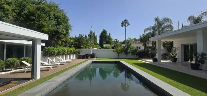 Venta de villa independiente en Nueva Andalucía 0