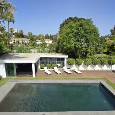 Venta de villa independiente en Nueva Andalucía