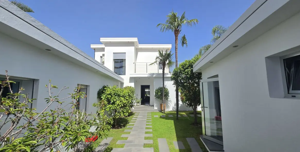Venta de villa independiente en Nueva Andalucía 3