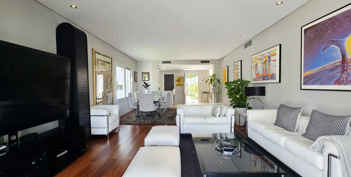 Venta de villa independiente en Nueva Andalucía 4