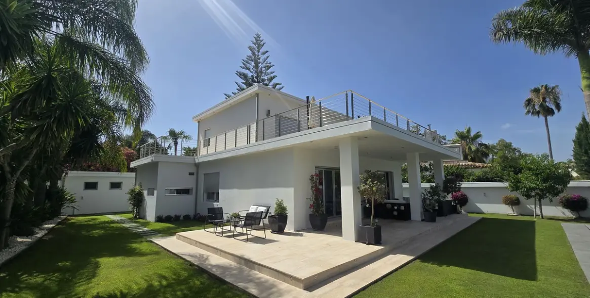 Venta de villa independiente en Nueva Andalucía 8