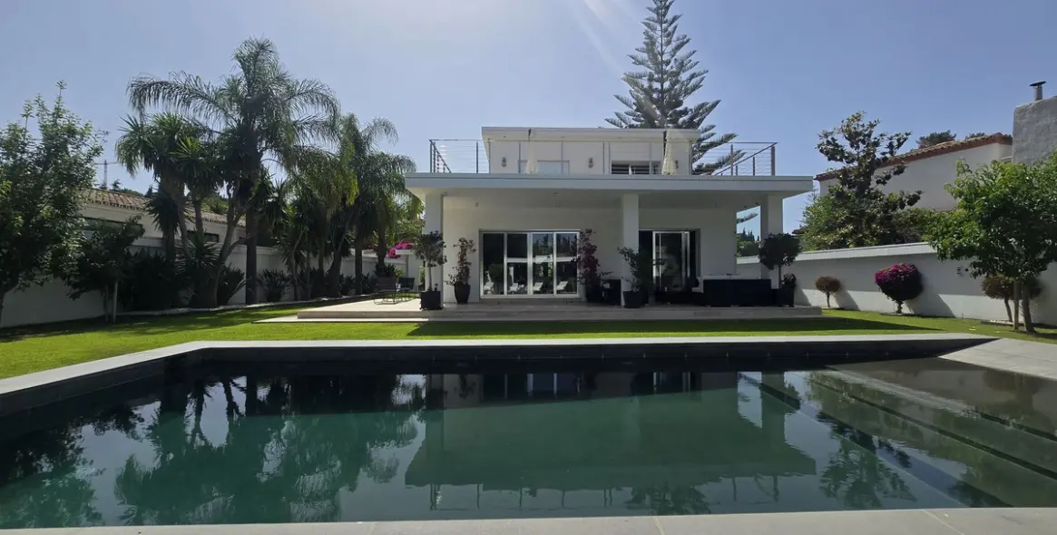 Venta de villa independiente en Nueva Andalucía 20