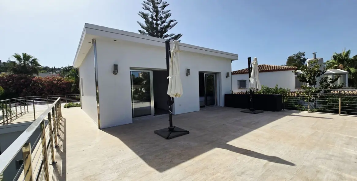 Venta de villa independiente en Nueva Andalucía 47