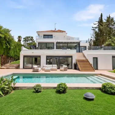 Venta de villa independiente en Nueva Andalucía