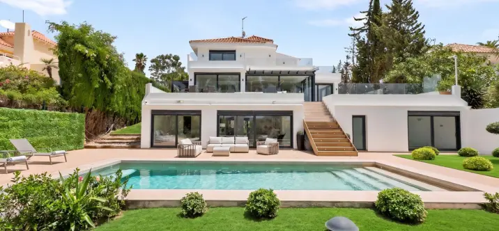 Venta de villa independiente en Nueva Andalucía 1