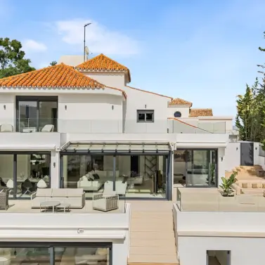Venta de villa independiente en Nueva Andalucía