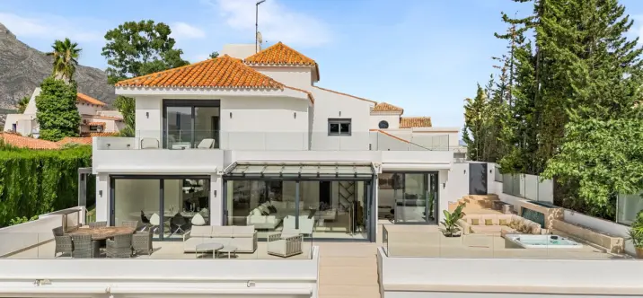 Venta de villa independiente en Nueva Andalucía 3