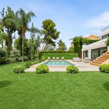 Venta de villa independiente en Nueva Andalucía